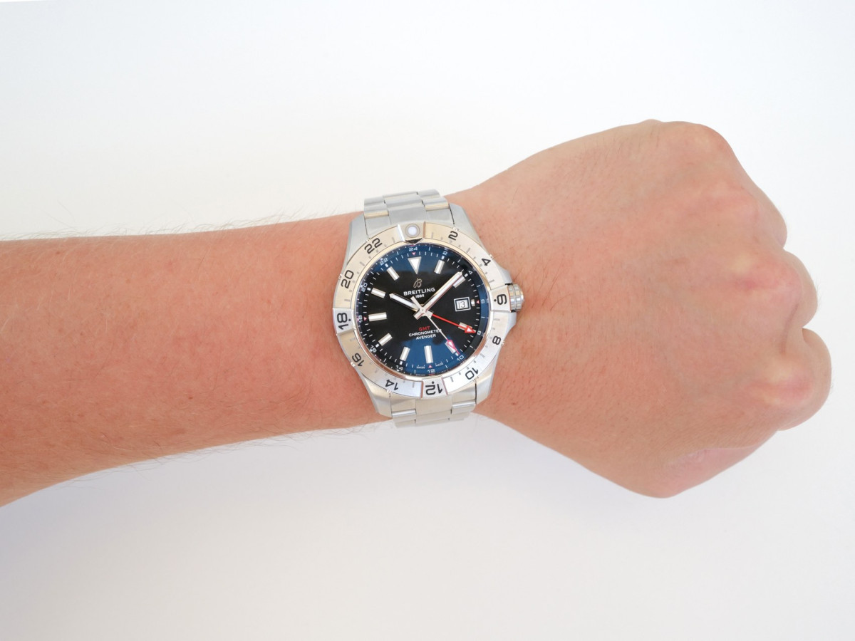 Швейцарские часы Breitling Avenger Automatic GMT 44 Black Dial