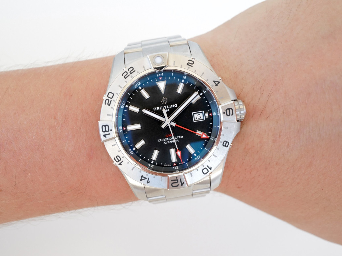 Швейцарские часы Breitling Avenger Automatic GMT 44 Black Dial