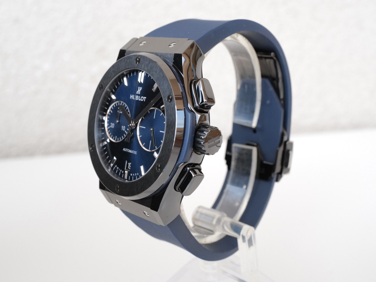 Швейцарские часы Classic Fusion Ceramic Blue Chronograph 45 (2023)