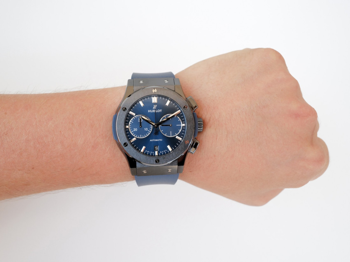 Швейцарские часы Classic Fusion Ceramic Blue Chronograph 45 (2023)