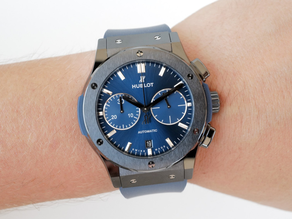 Швейцарские часы Classic Fusion Ceramic Blue Chronograph 45 (2023)
