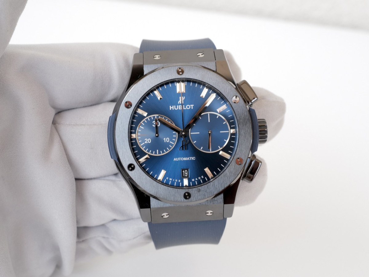 Швейцарские часы Classic Fusion Ceramic Blue Chronograph 45 (2023)