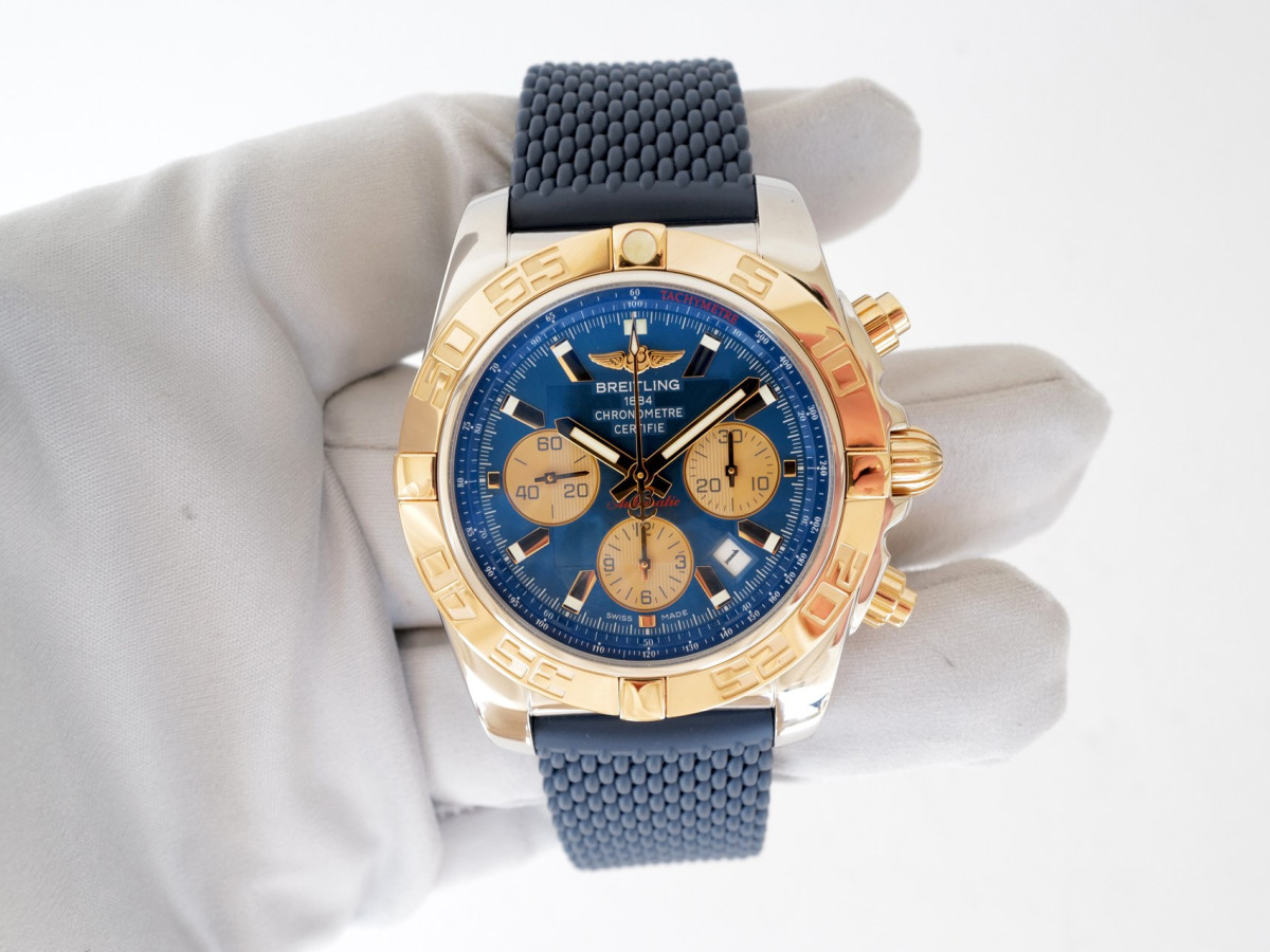 Швейцарський годинник Breitling Chronomat 44 Steel Gold Blue Dial Rubber Strap