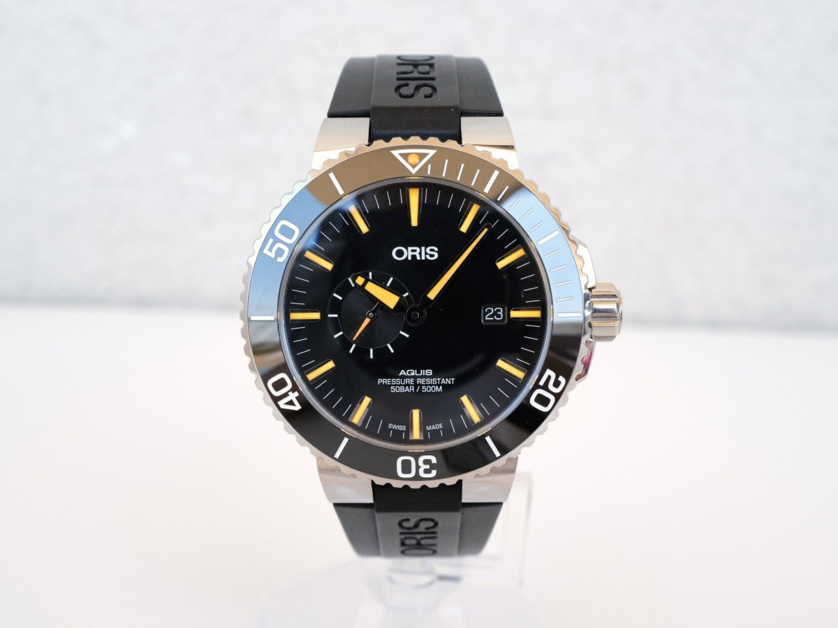 Швейцарський годинник Oris Aquis Small Second Date Automatic Black Dial Rubber Strap 46