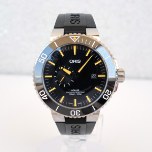 Швейцарський годинник Oris Aquis Small Second Date Automatic Black Dial Rubber Strap 46