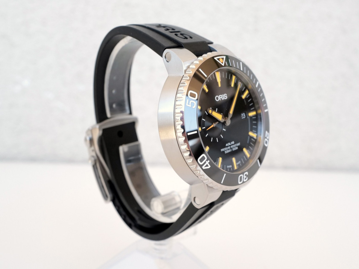Швейцарський годинник Oris Aquis Small Second Date Automatic Black Dial Rubber Strap 46
