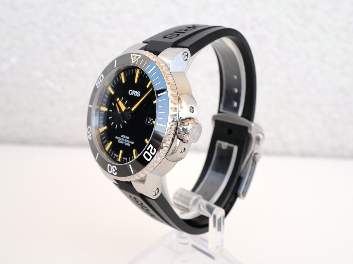 Швейцарський годинник Oris Aquis Small Second Date Automatic Black Dial Rubber Strap 46