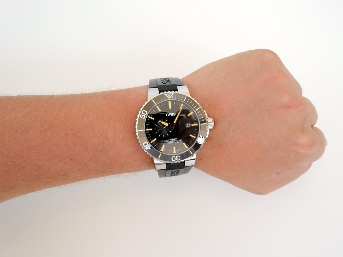 Швейцарський годинник Oris Aquis Small Second Date Automatic Black Dial Rubber Strap 46