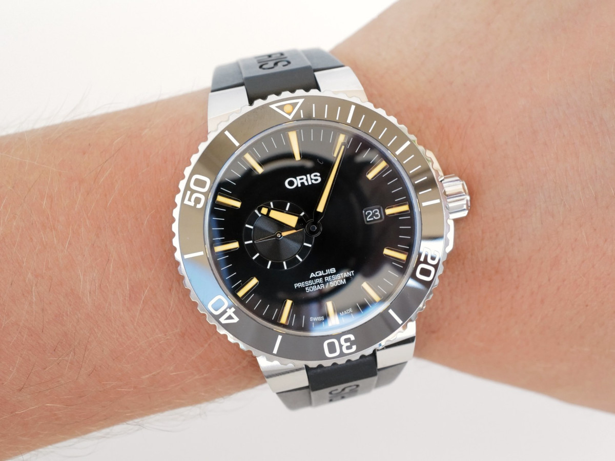 Швейцарський годинник Oris Aquis Small Second Date Automatic Black Dial Rubber Strap 46
