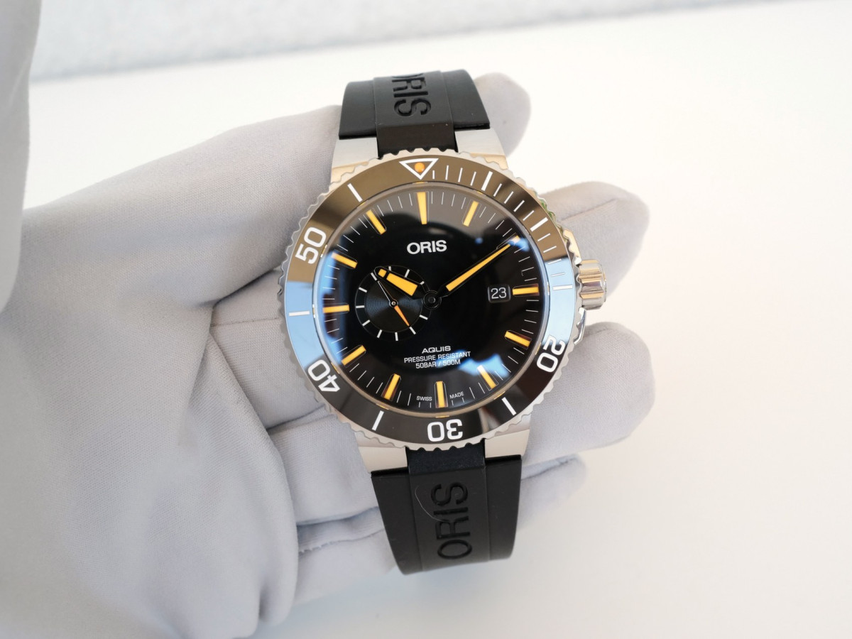 Швейцарський годинник Oris Aquis Small Second Date Automatic Black Dial Rubber Strap 46