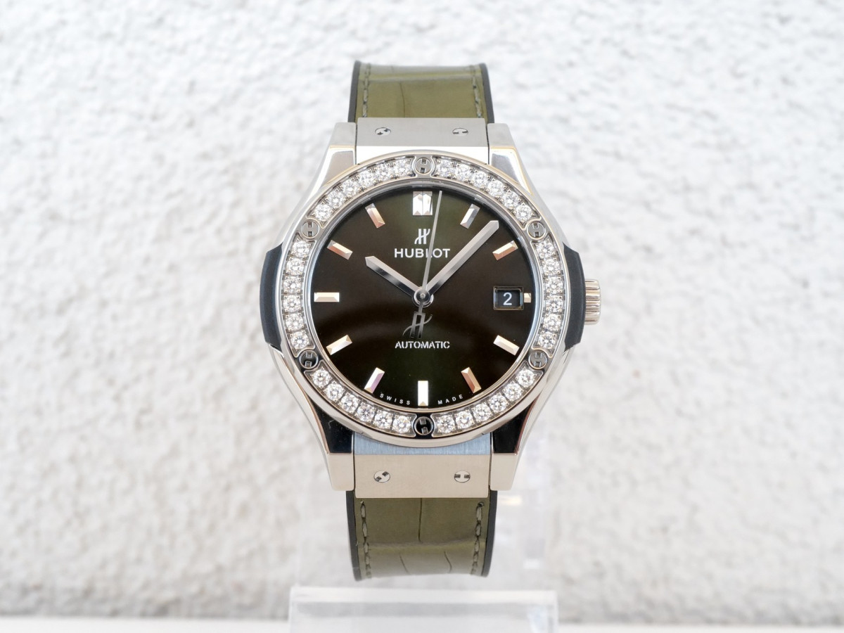 Швейцарские часы Hublot Classic Fusion Titanium Green Diamonds 38