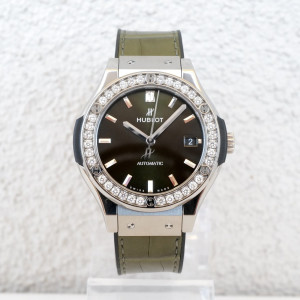 Швейцарские часы Hublot Classic Fusion Titanium Green Diamonds 38