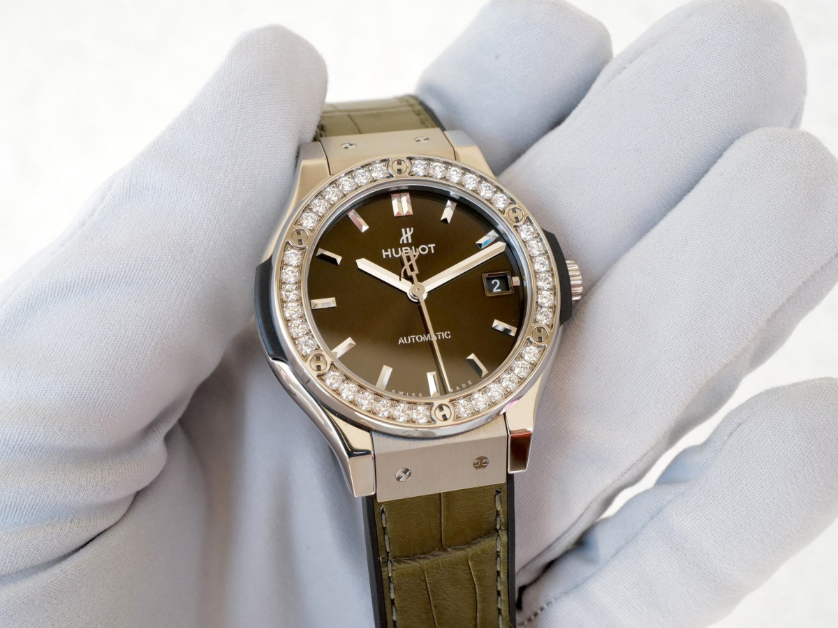 Швейцарские часы Hublot Classic Fusion Titanium Green Diamonds 38