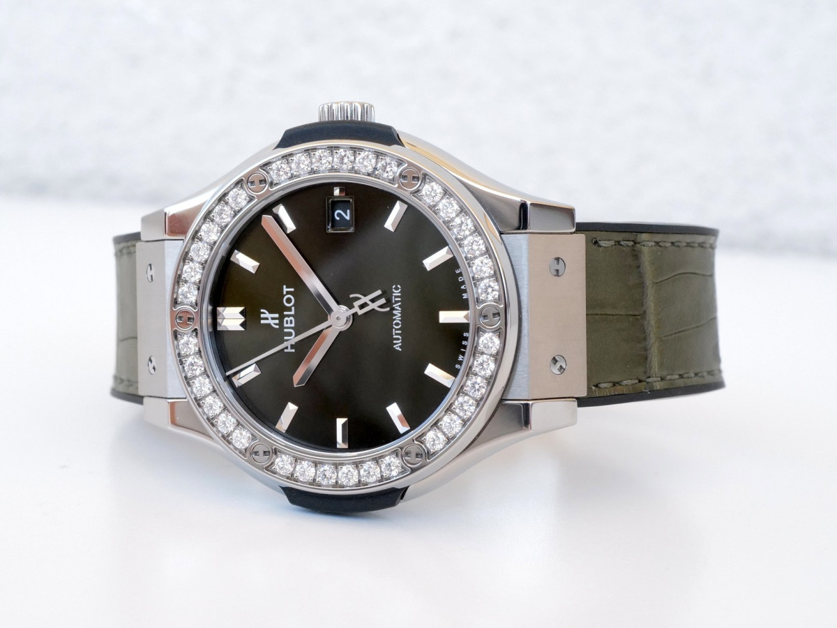Швейцарские часы Hublot Classic Fusion Titanium Green Diamonds 38