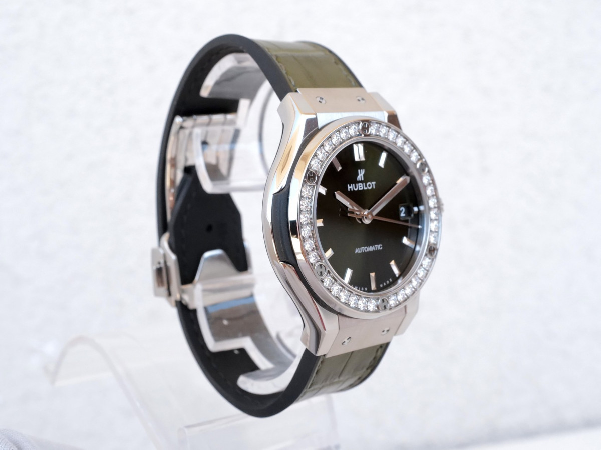Швейцарские часы Hublot Classic Fusion Titanium Green Diamonds 38