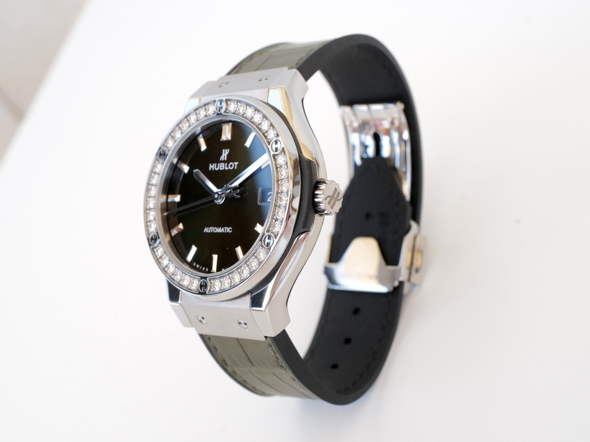 Швейцарские часы Hublot Classic Fusion Titanium Green Diamonds 38