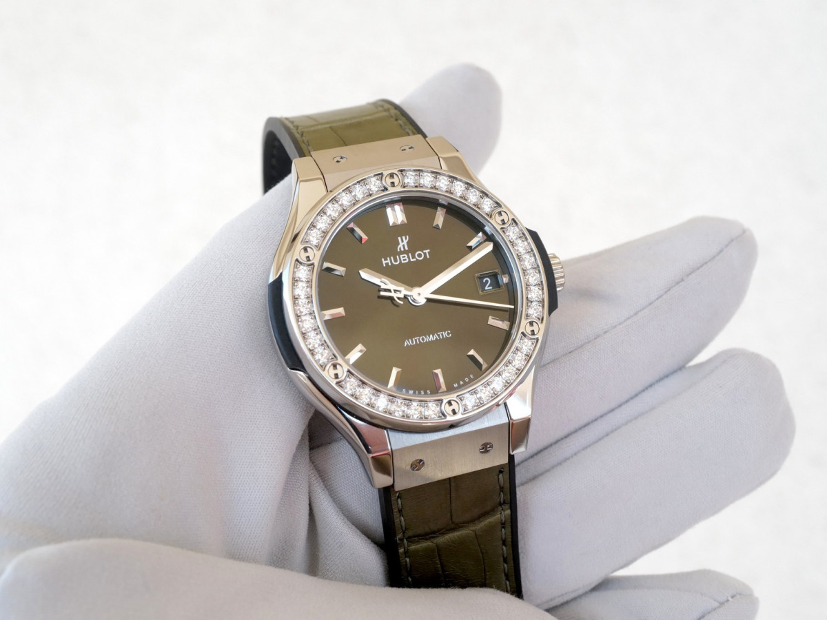 Швейцарские часы Hublot Classic Fusion Titanium Green Diamonds 38