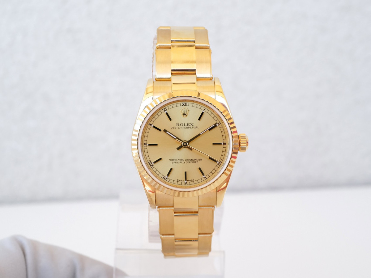 Швейцарские часы Rolex Oyster Perpetual 31 Champagne Dial 18K Yellow Gold