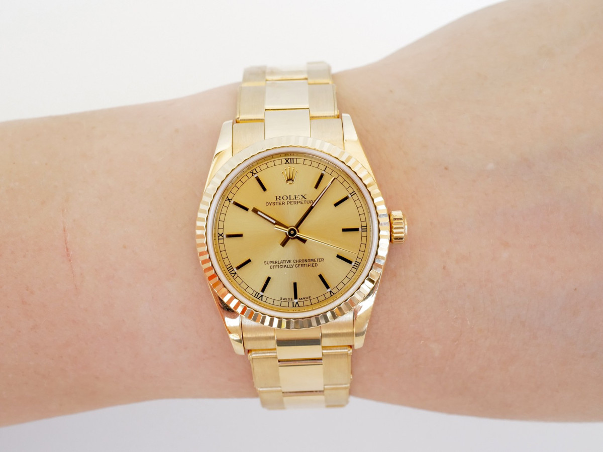 Швейцарские часы Rolex Oyster Perpetual 31 Champagne Dial 18K Yellow Gold