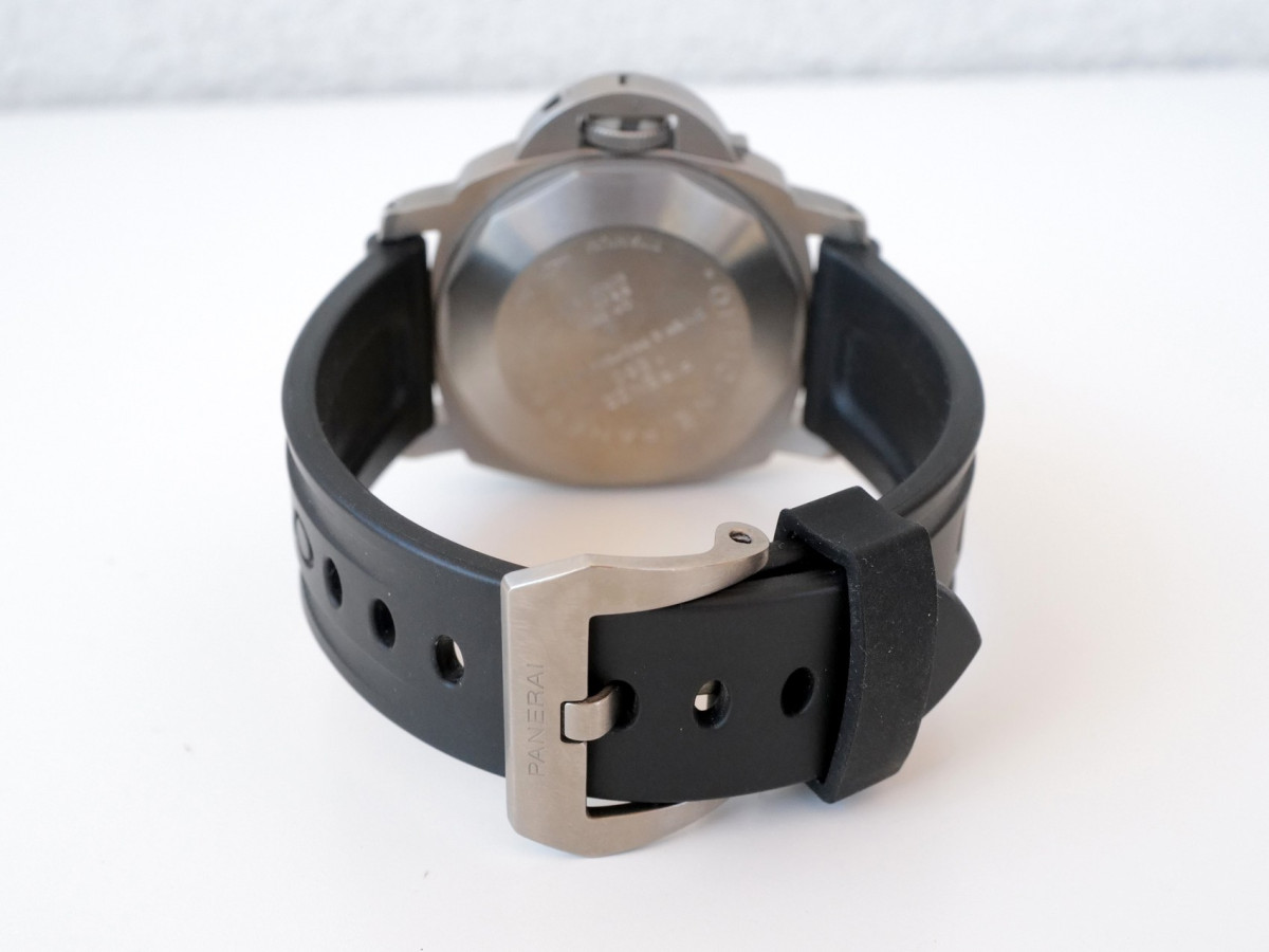 Швейцарские часы Panerai Submersible Luminor Titanium Black Dial 44